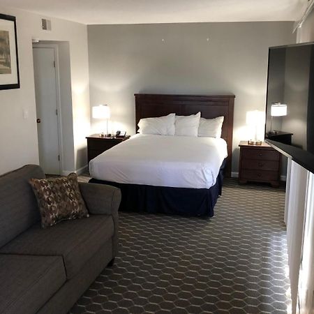 Sterling Hotel And Suites Clive Eksteriør billede