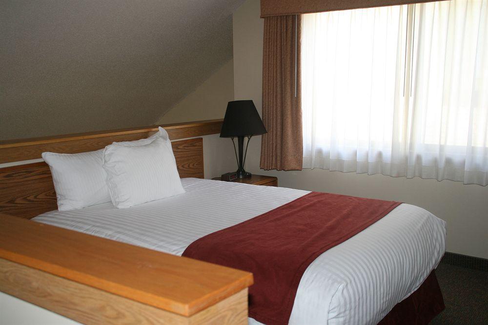 Sterling Hotel And Suites Clive Eksteriør billede