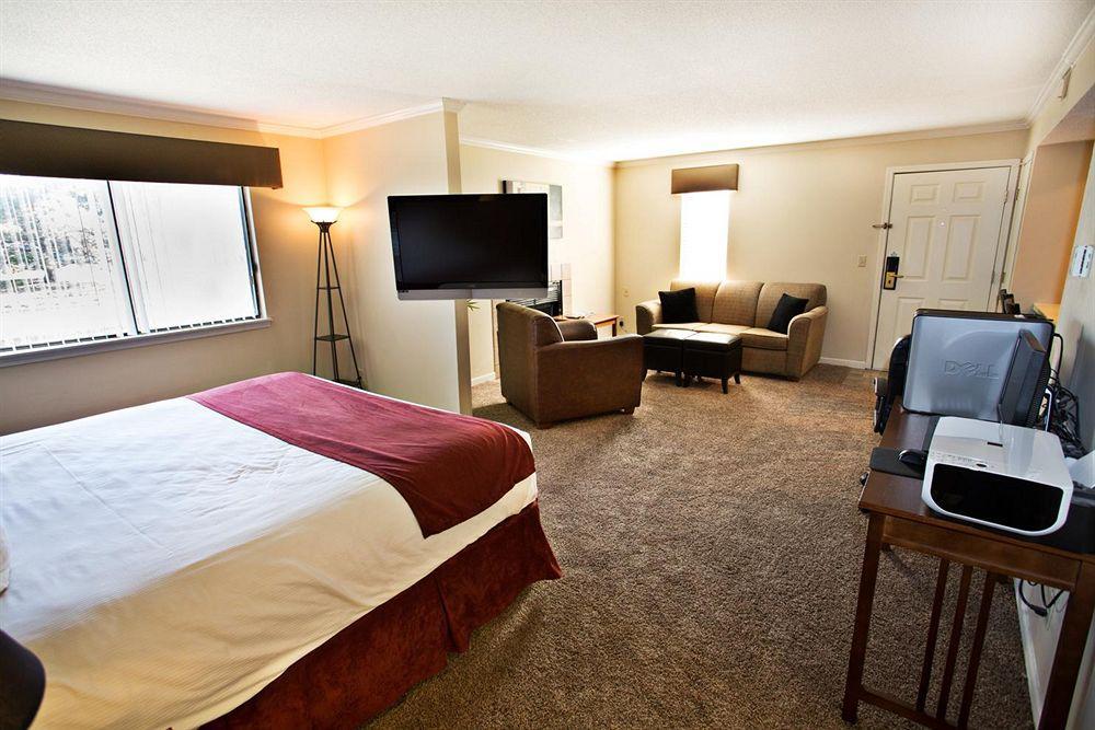 Sterling Hotel And Suites Clive Eksteriør billede
