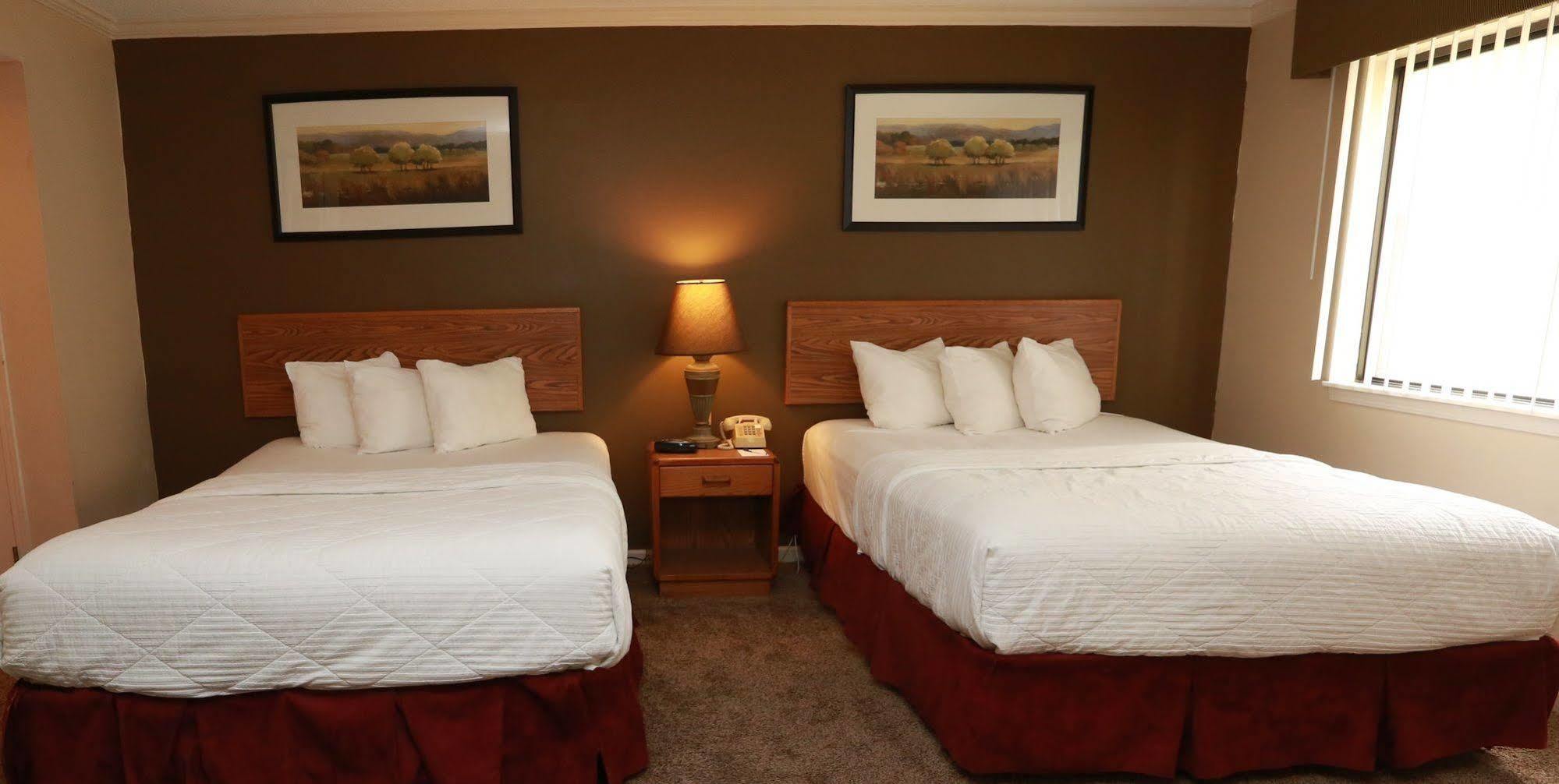 Sterling Hotel And Suites Clive Eksteriør billede