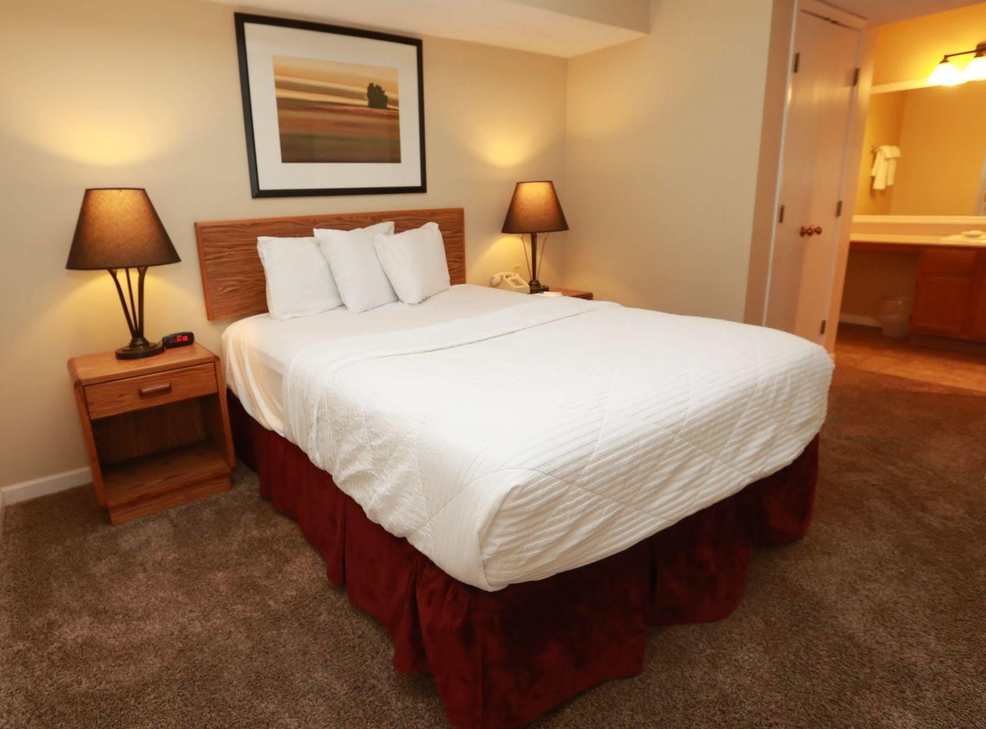 Sterling Hotel And Suites Clive Eksteriør billede