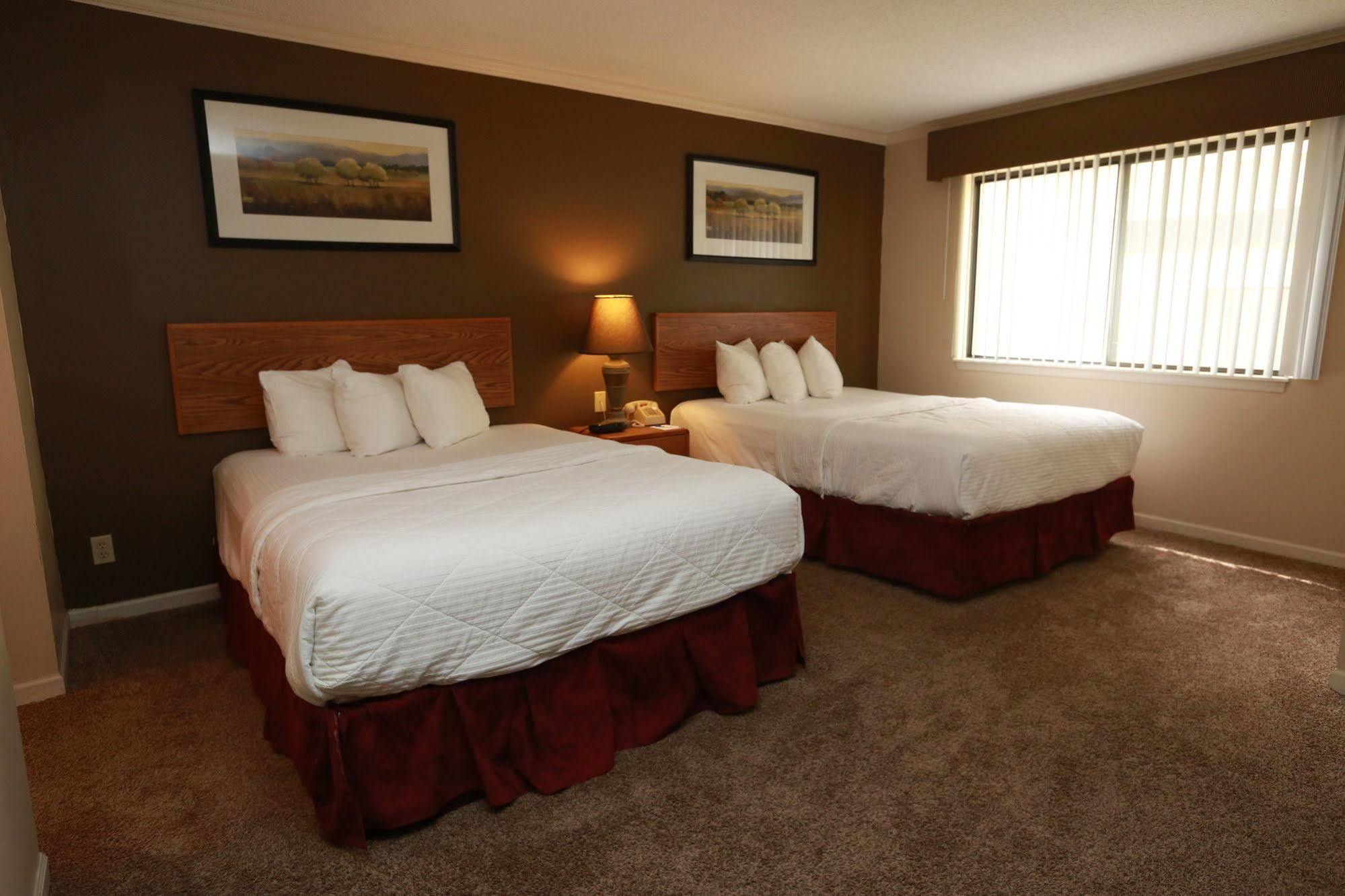 Sterling Hotel And Suites Clive Eksteriør billede
