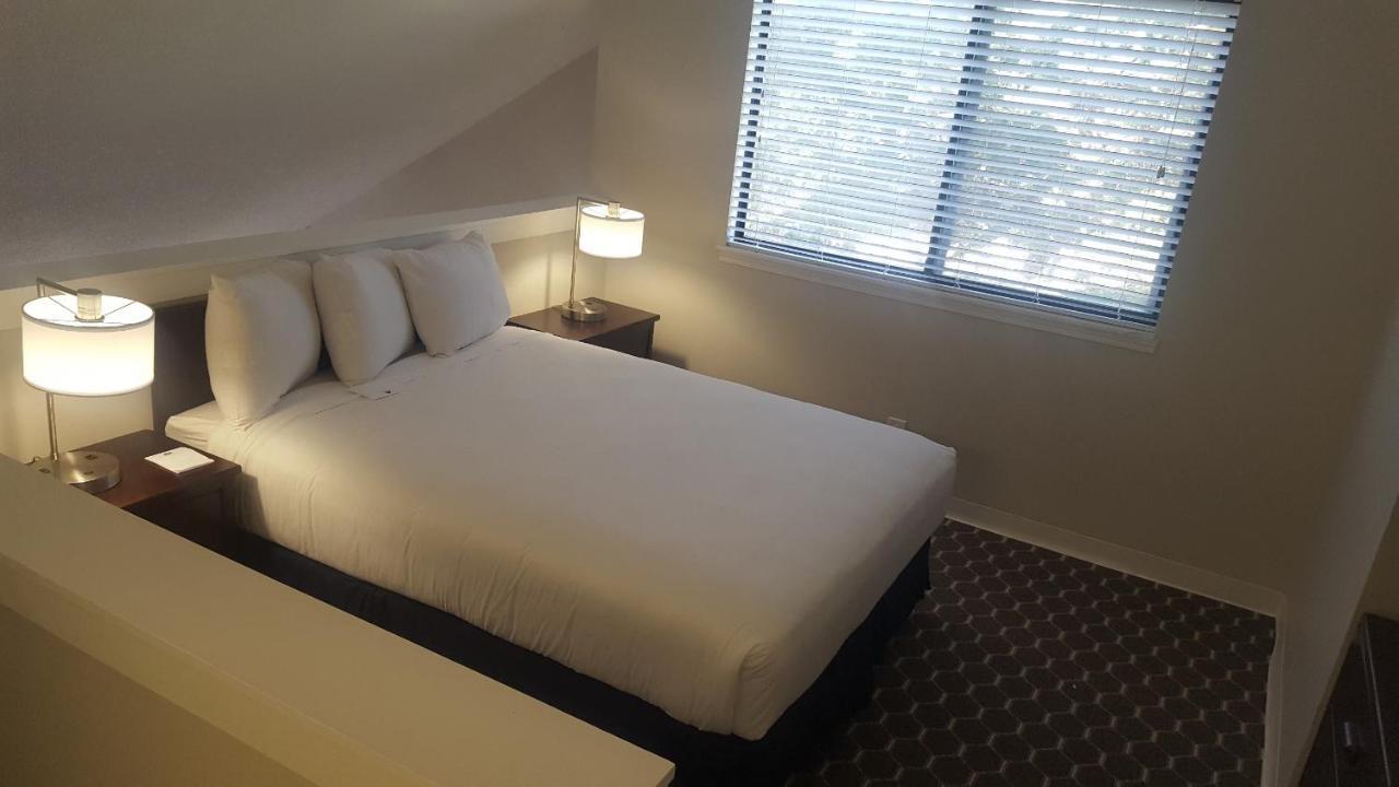 Sterling Hotel And Suites Clive Eksteriør billede