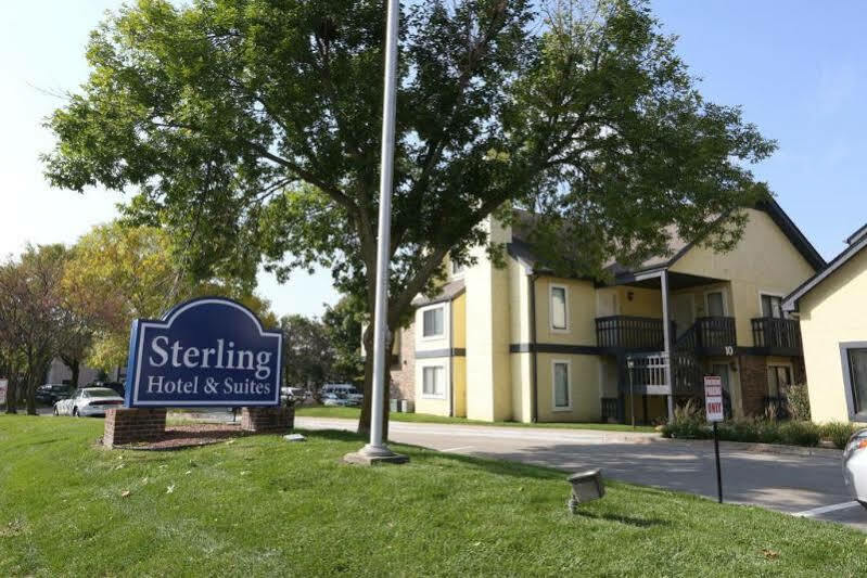 Sterling Hotel And Suites Clive Eksteriør billede