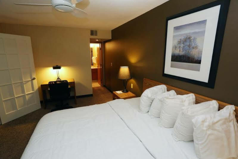 Sterling Hotel And Suites Clive Eksteriør billede