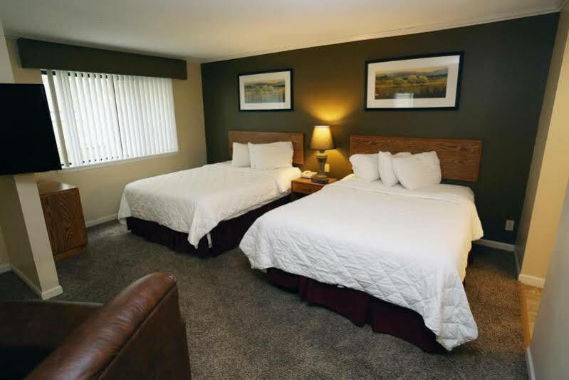 Sterling Hotel And Suites Clive Eksteriør billede